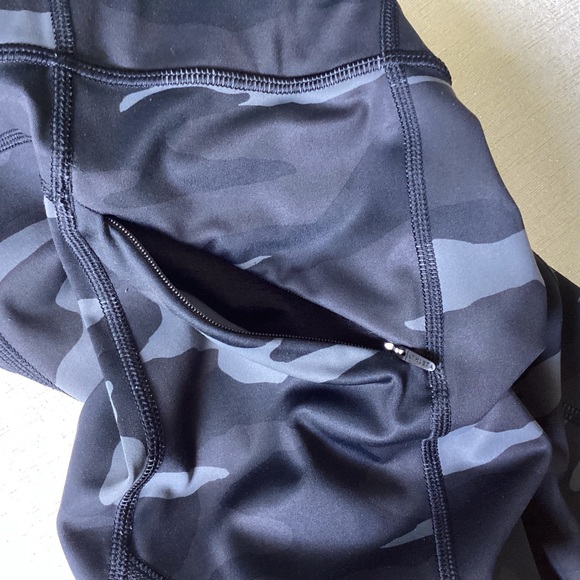 Athleta Camo Contender 7/8 Tight Woman’s Size XS Black & Grey Zip Pockets - Picture 4 of 14